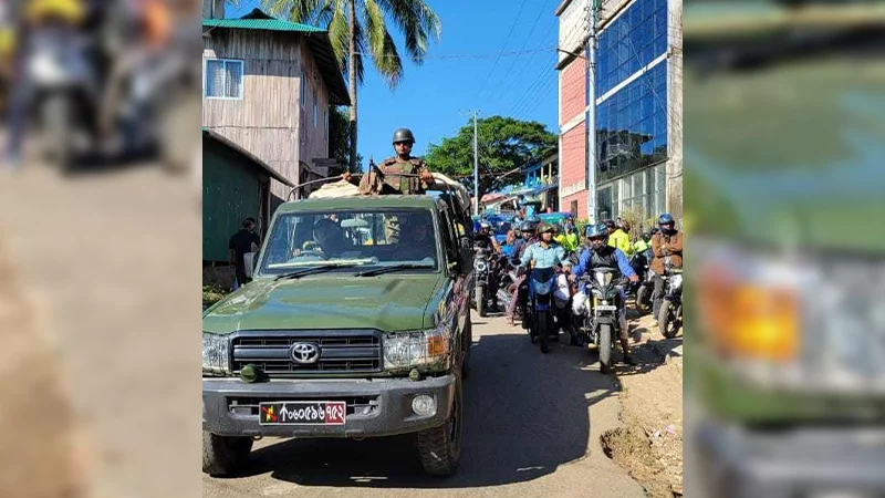 সেনাবাহিনীর সহায়তায় সাজেক থেকে ফিরছে আটকা পড়া পর্যটকরা